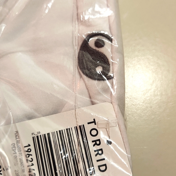 ❤️NWT VINTAGE TORRID TEE - YIN YANG PEACE - RELAXED FIT - V NECK - PLUS SIZE - Picture 5 of 13